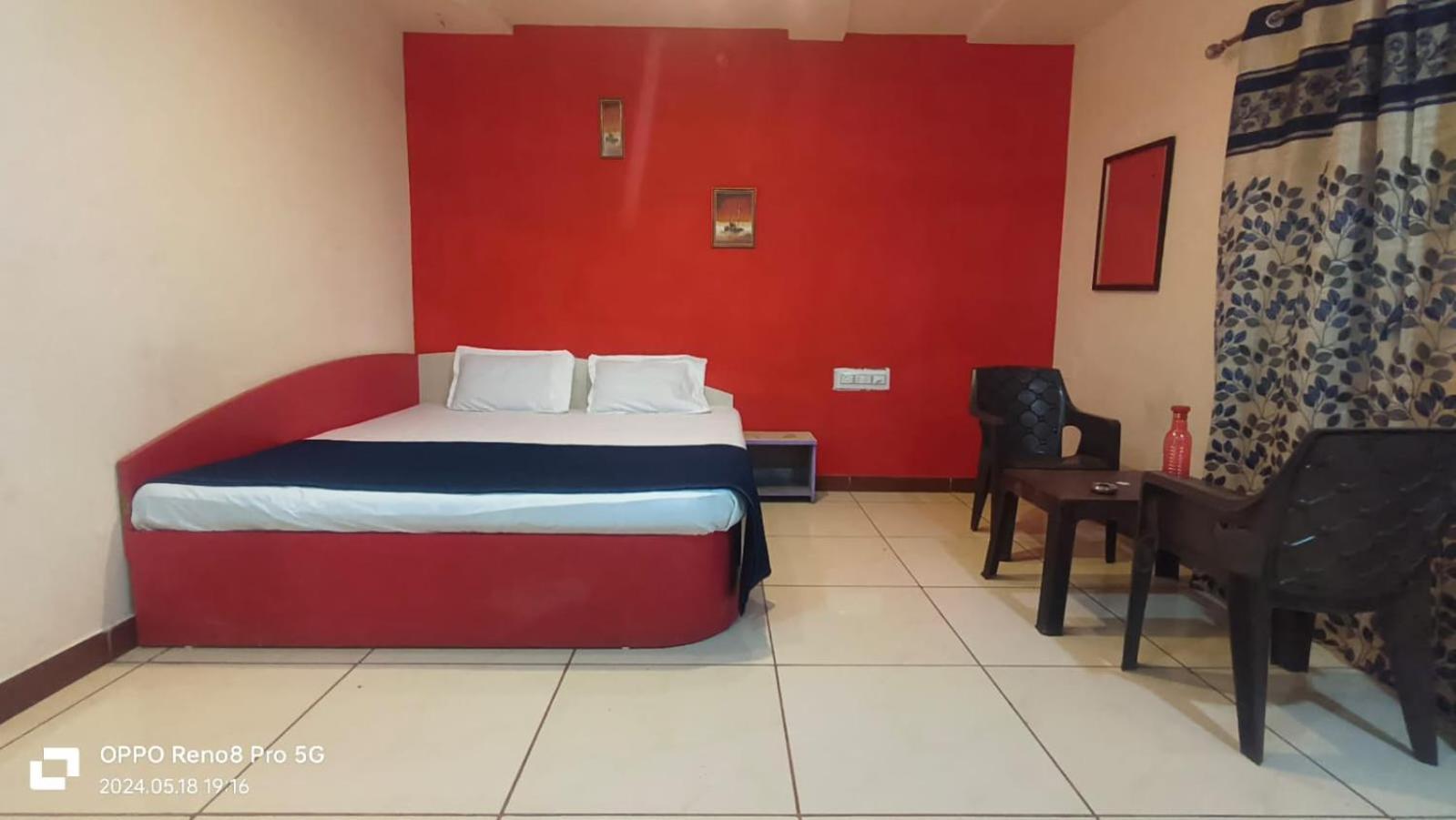 Hotel Velvet Rajkot Esterno foto