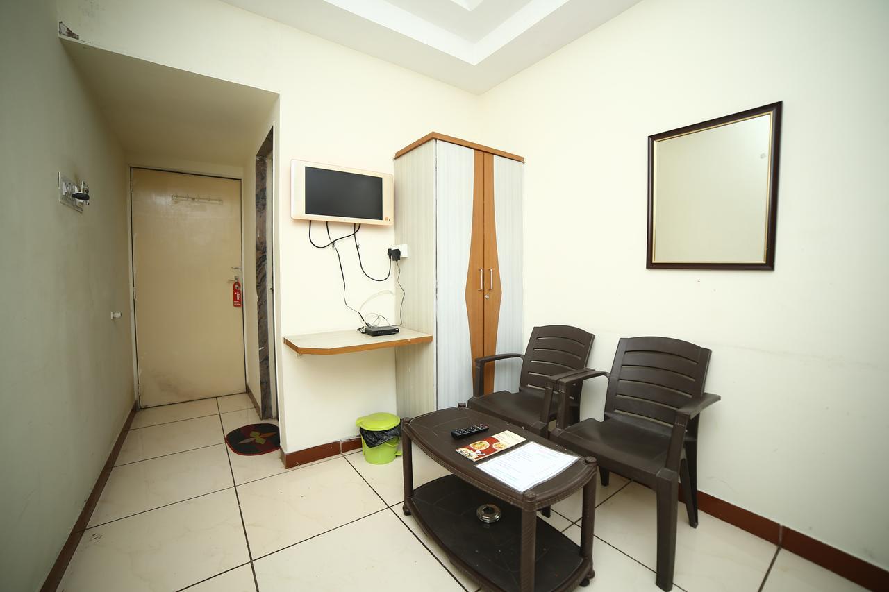Hotel Velvet Rajkot Esterno foto