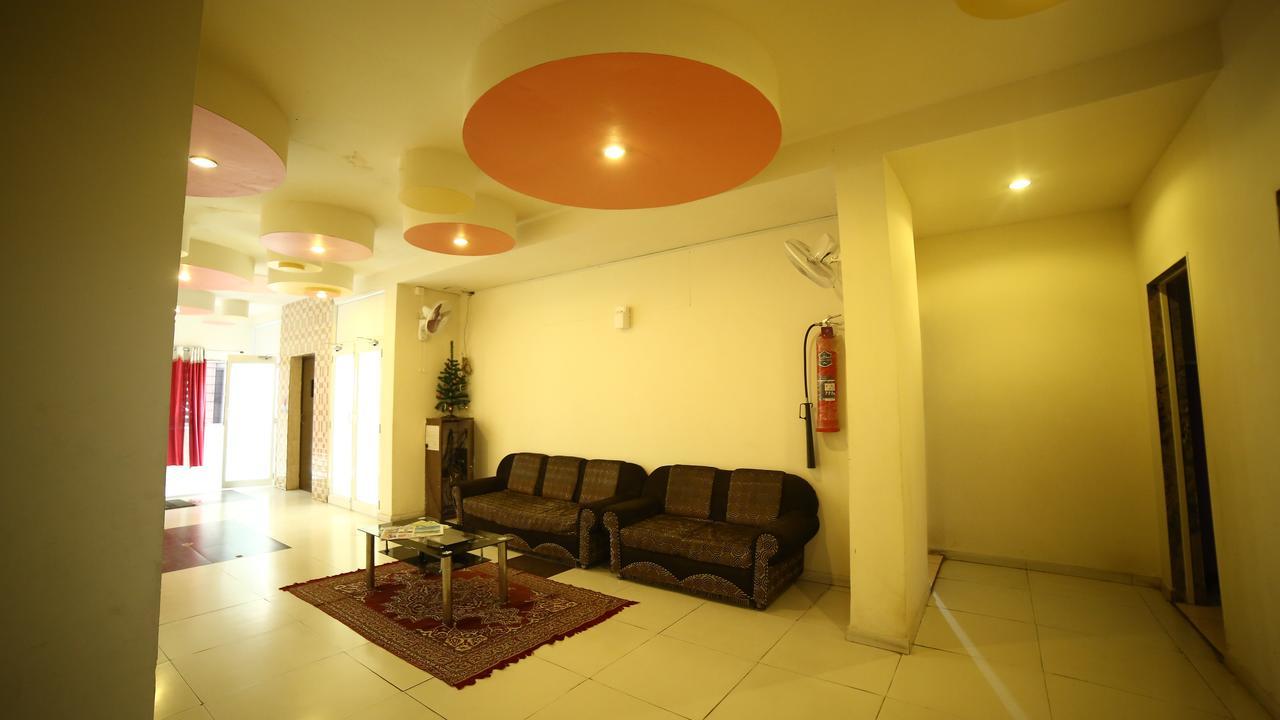 Hotel Velvet Rajkot Esterno foto